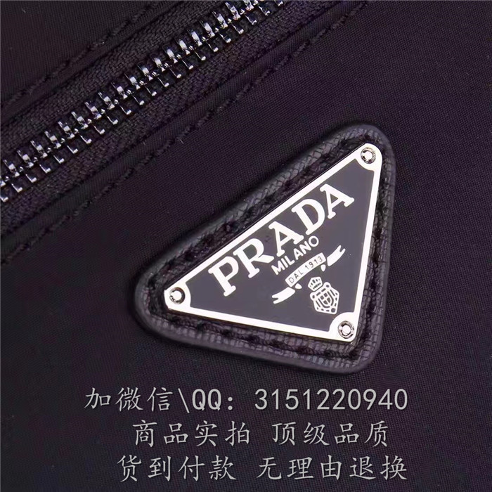 Prada普拉达 2VH953 黑色防水尼龙帆布多隔层拉链闭合单肩邮差包