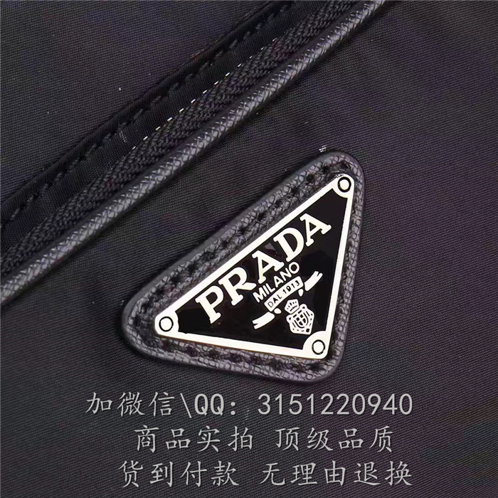 Prada普拉达 2VH021 小号黑色尼龙帆布拉链闭合单肩邮差包