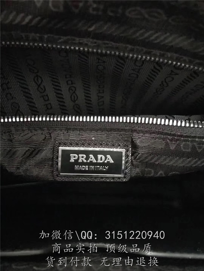 Prada普拉达 A6666黑色 专柜新款十字纹附拉链外袋倒三角徽标竖款手提公文包