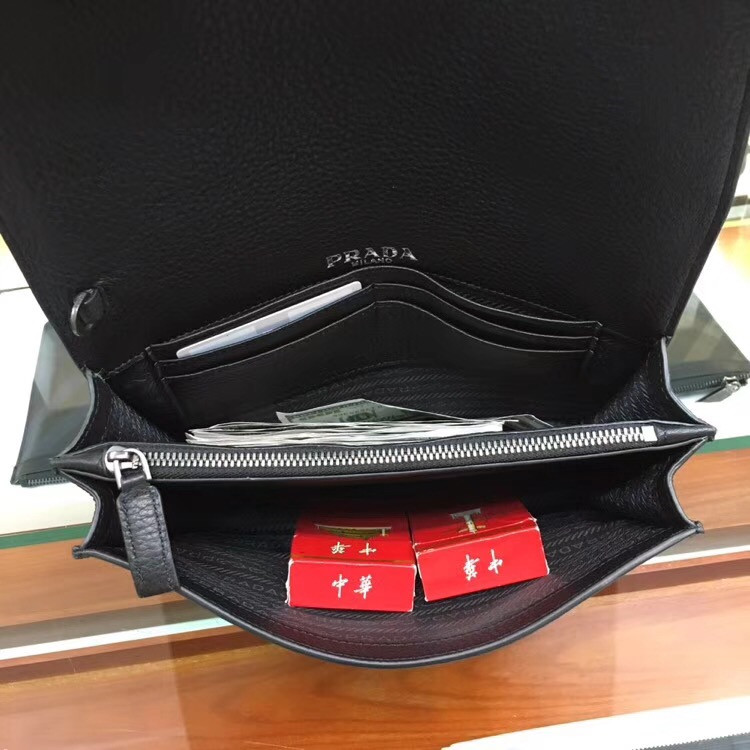 Prada荔枝纹手拿包 2VF013  全皮翻盖双自动扣手包