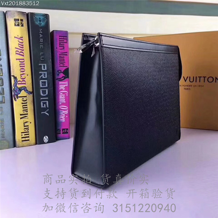 LV黑色十字纹全皮大号手包 M30675 Pochette Voyage 中号手袋