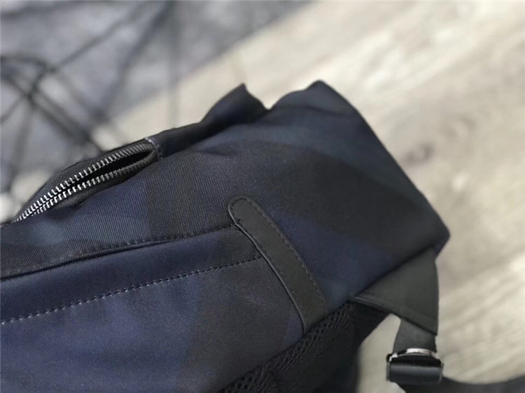 Burberry双肩背包 40218791 皮革装饰 London 格纹双肩包