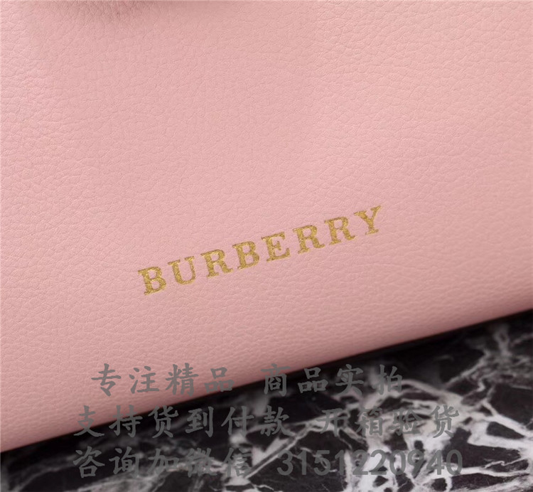 顶级高仿Burberry托特包 40290211粉色 The Buckle - 中号粒纹皮革搭扣包