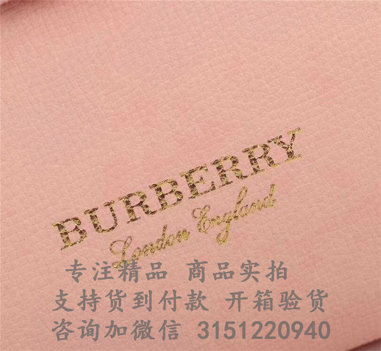 顶级高仿Burberry手提包 40607331浅粉色 中号粒纹皮革拼 House 格纹托特包