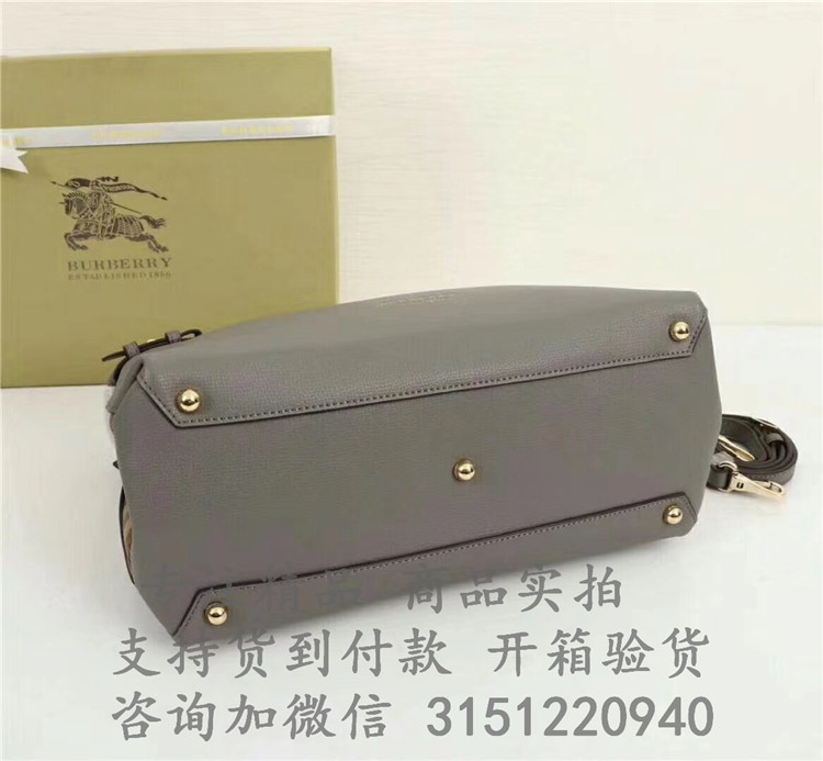 顶级高仿Burberry托特包 39970661浅灰色 The Banner - 中号 House 格纹拼皮革班纳手袋