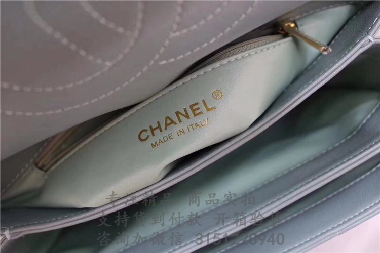 顶级高仿Chanel 2018春夏新款邮差包 A92236浅蓝色 V形小号口盖包配以手柄