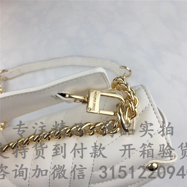 顶级高仿LV斜跨链条包 M51945白色 New Wave 中号手袋