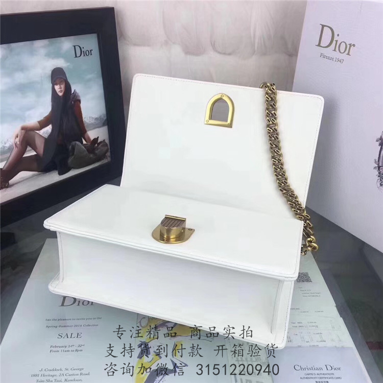 Dior链条盒子包 M0422 DIORAMA白色ARCHICANNAGE藤格纹图案小羊皮手提包，缀以饰钉