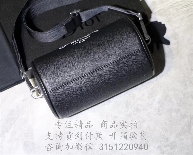 Dior圆筒包 1ATPO061 “ROLLER”黑色粒面触感小牛皮手拿包