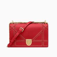Dior链条盾牌包 M0422 DIORAMA大红色ARCHICANNAGE藤格纹图案小羊皮手提包，缀以饰钉