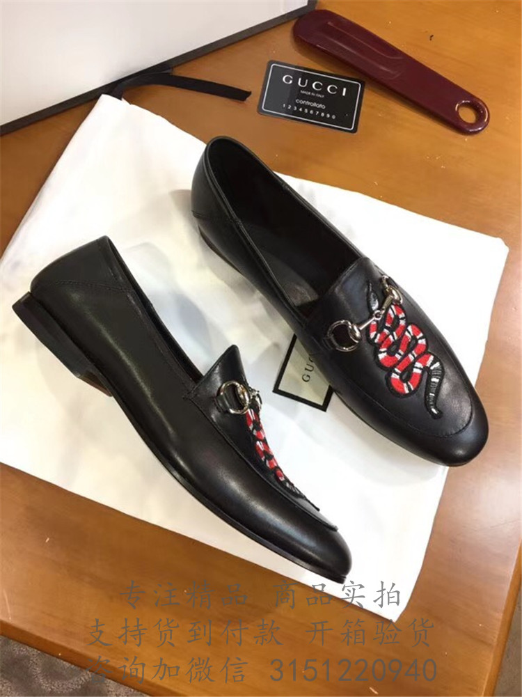 Gucci休闲皮鞋 429062 黑色珊瑚蛇图案皮革乐福鞋
