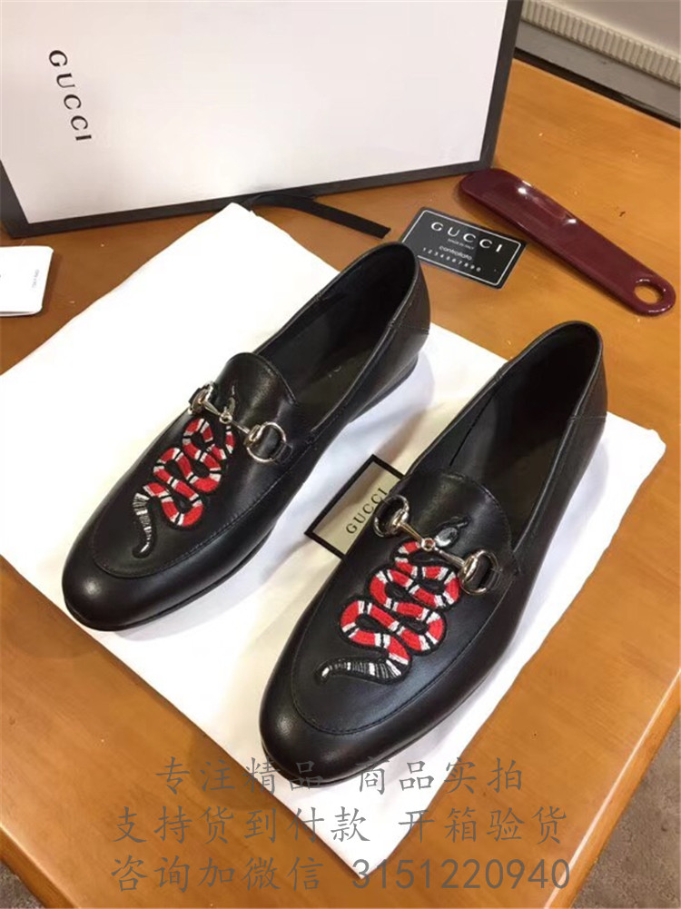 Gucci休闲皮鞋 429062 黑色珊瑚蛇图案皮革乐福鞋