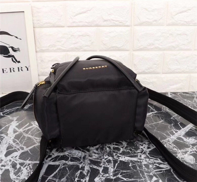 Burberry尼龙双肩包 40759721 黑色The Rucksack - 小号尼龙斜背式军旅背包