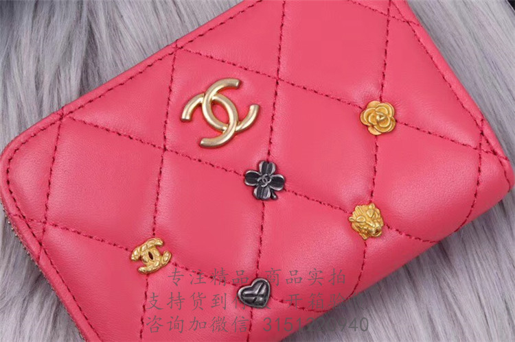 Chanel粉红色菱格羊皮徽章系列拉链零钱包 A81610 Y33379 5B454