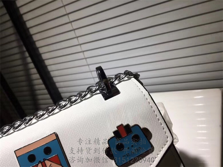 普拉达白色十字纹贴饰Prada Monochrome Logo 单肩包 1BD127_2ERX_F0009_V_O9O