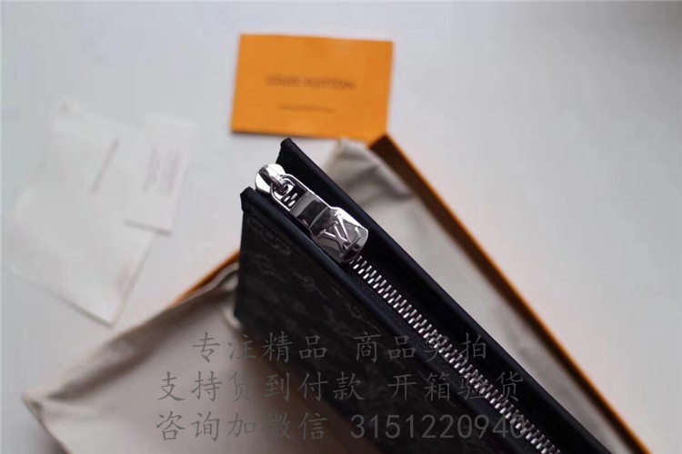 LV手拿包 M66639 蓝色动物系列狮子印花Pochette Voyage中号手袋