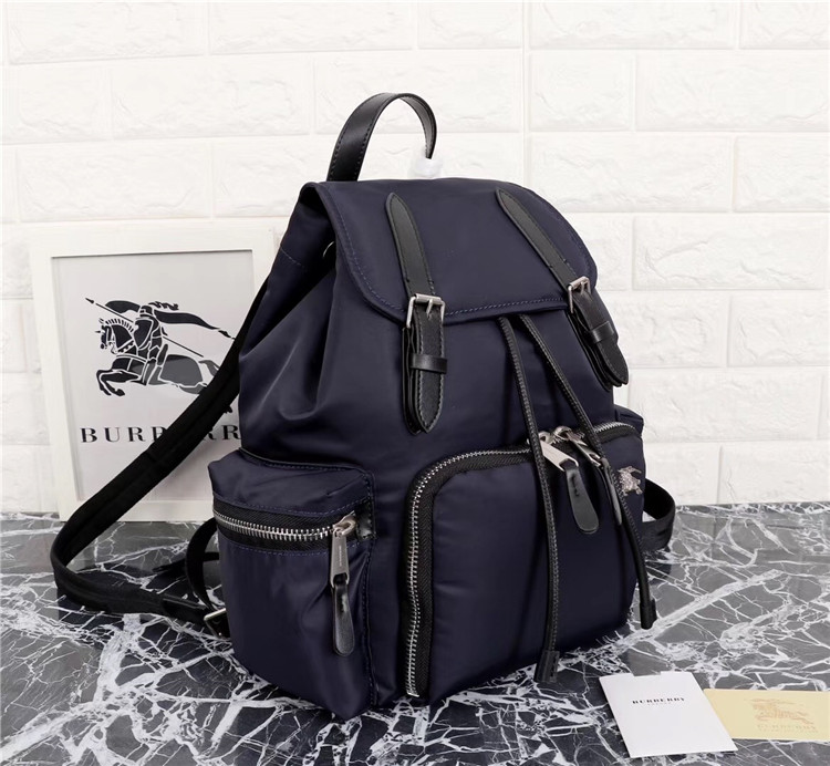 Burberry双肩背包 80067231 巴宝莉墨蓝色The Rucksack - 中号填充尼龙拼皮革军旅背包