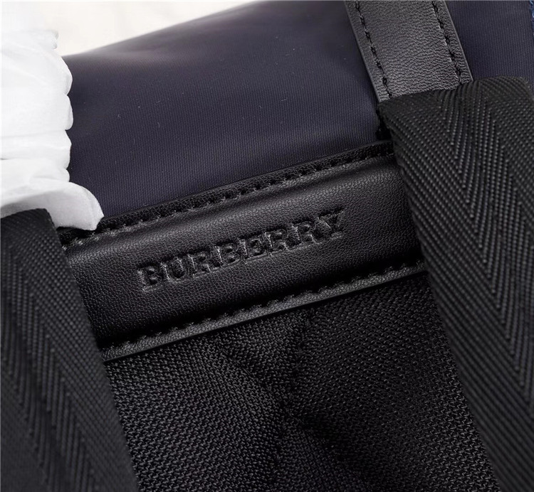 Burberry双肩背包 80067231 巴宝莉墨蓝色The Rucksack - 中号填充尼龙拼皮革军旅背包