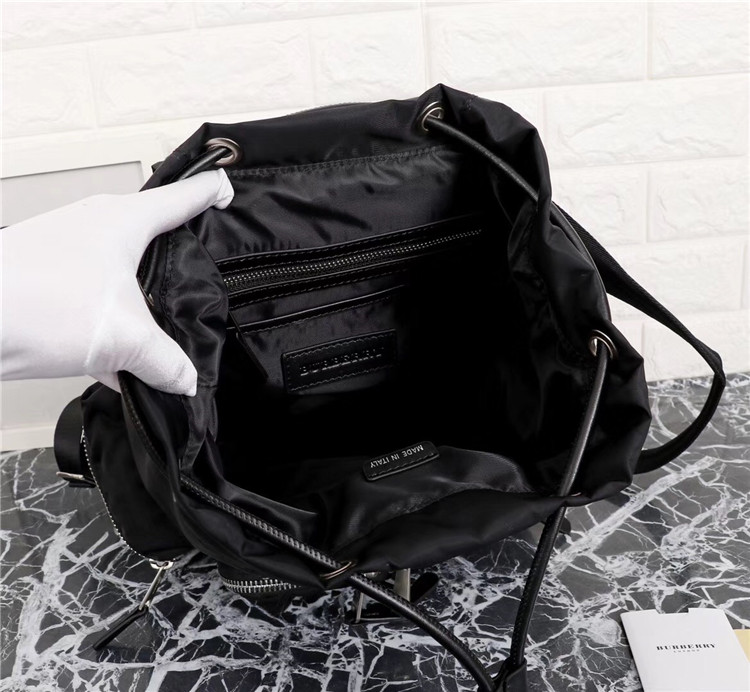 Burberry双肩背包 80067201 巴宝莉黑色The Rucksack - 中号填充尼龙拼皮革军旅背包