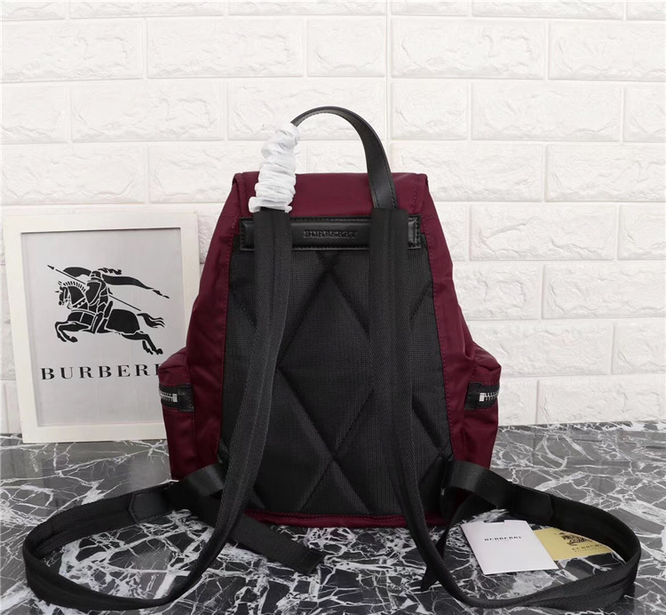 Burberry双肩背包 80067221 巴宝莉酒红色The Rucksack - 中号填充尼龙拼皮革军旅背包