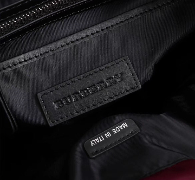 Burberry双肩背包 80067221 巴宝莉酒红色The Rucksack - 中号填充尼龙拼皮革军旅背包