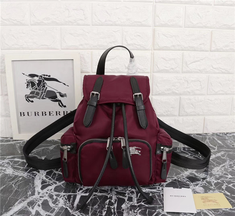 Burberry双肩背包 80067171 巴宝莉酒红色The Rucksack - 小号羽绒尼龙斜背式军旅背包