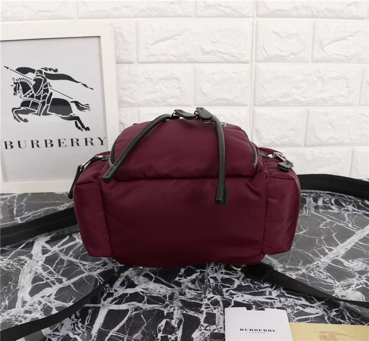 Burberry双肩背包 80067171 巴宝莉酒红色The Rucksack - 小号羽绒尼龙斜背式军旅背包