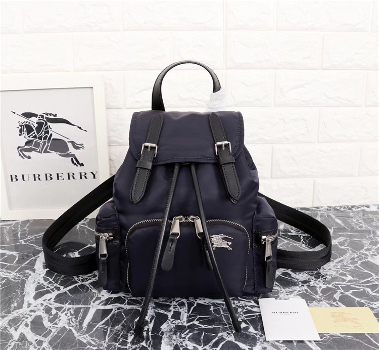 Burberry双肩背包 80067191 巴宝莉墨蓝色The Rucksack - 小号羽绒尼龙斜背式军旅背包