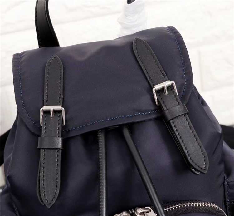 Burberry双肩背包 80067191 巴宝莉墨蓝色The Rucksack - 小号羽绒尼龙斜背式军旅背包