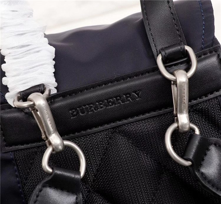 Burberry双肩背包 80067191 巴宝莉墨蓝色The Rucksack - 小号羽绒尼龙斜背式军旅背包