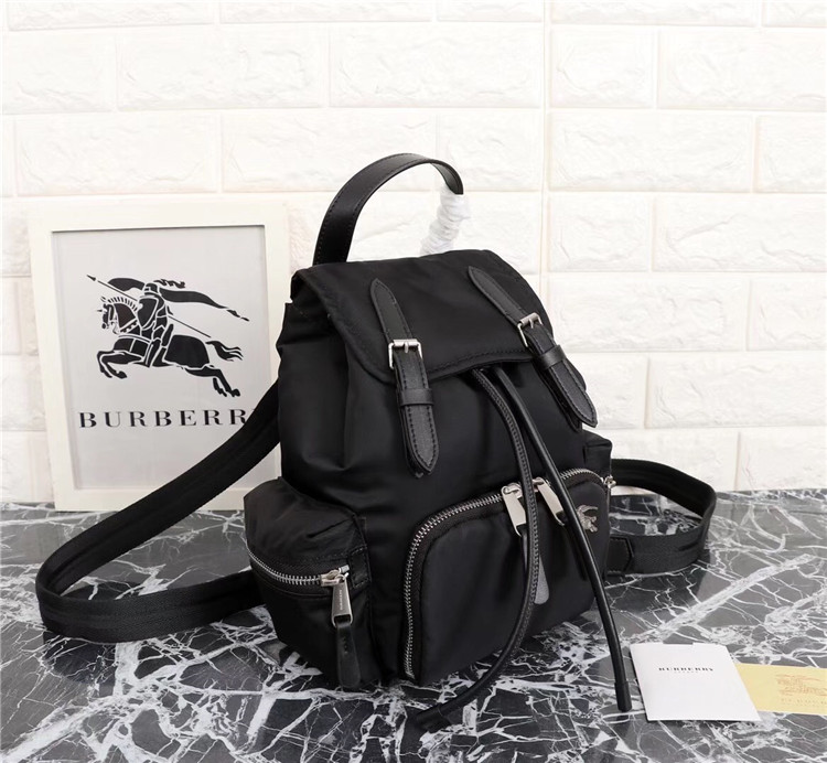 Burberry双肩背包 80067161 巴宝莉黑色The Rucksack - 小号羽绒尼龙斜背式军旅背包