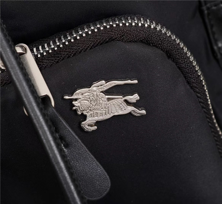 Burberry双肩背包 80067161 巴宝莉黑色The Rucksack - 小号羽绒尼龙斜背式军旅背包