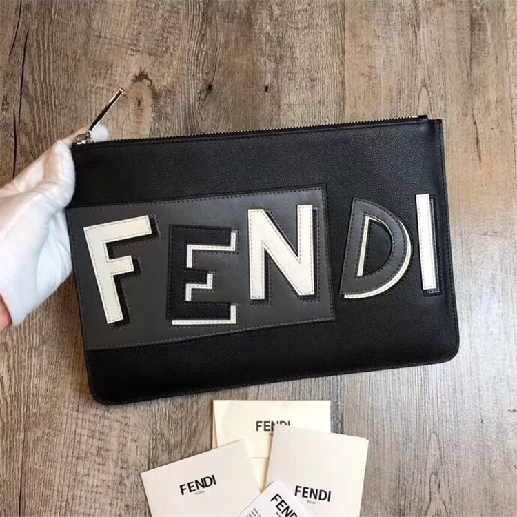 芬迪Fendi黑色饰以黑色、白色和灰色构成FENDI字样薄款手拿包 7N0078A0YUF0P7D