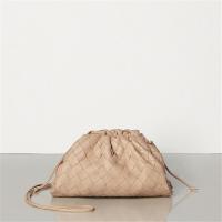 BOTTEGA VENETA 585852VCPP12714 女士杏仁色 迷你手拿包