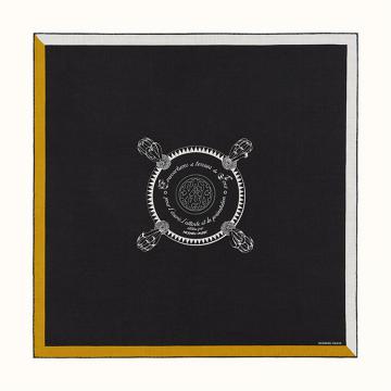 HERMES H233607S 女士黑色 “徽章”边饰90厘米羊绒真丝混纺方巾 