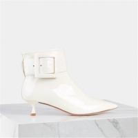 RogerVivier RVW54329870D1PC019 女士奶油色 Pointy Covered Buckle 饰扣漆皮踝靴