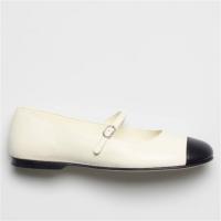 CHANEL G38897 女士象牙白色拼黑色 平底鞋