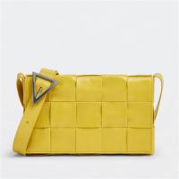 BOTTEGA VENETA 667298VCQ712671 女士黄香李色 CASSETTE 斜挎包