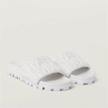 MIUMIU 5XX601 女士白色 Matelassé 软羊皮拖鞋式凉鞋
